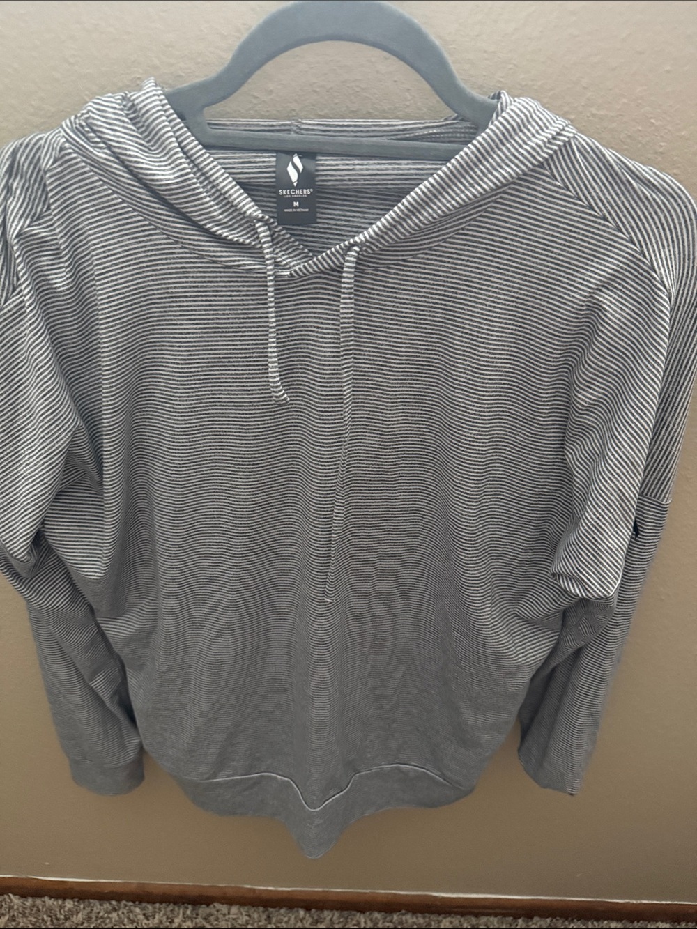Skechers women’s Gray Striped Hooded Long Sleeve Shirt